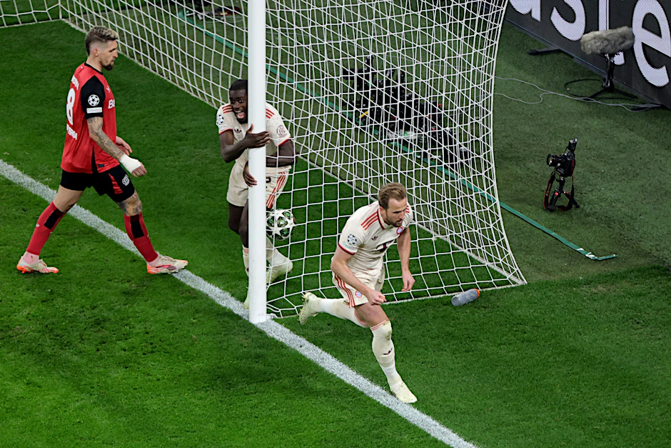 Münchens Harry Kane (r.) jubelt nach dem Tor zum 0:1.
