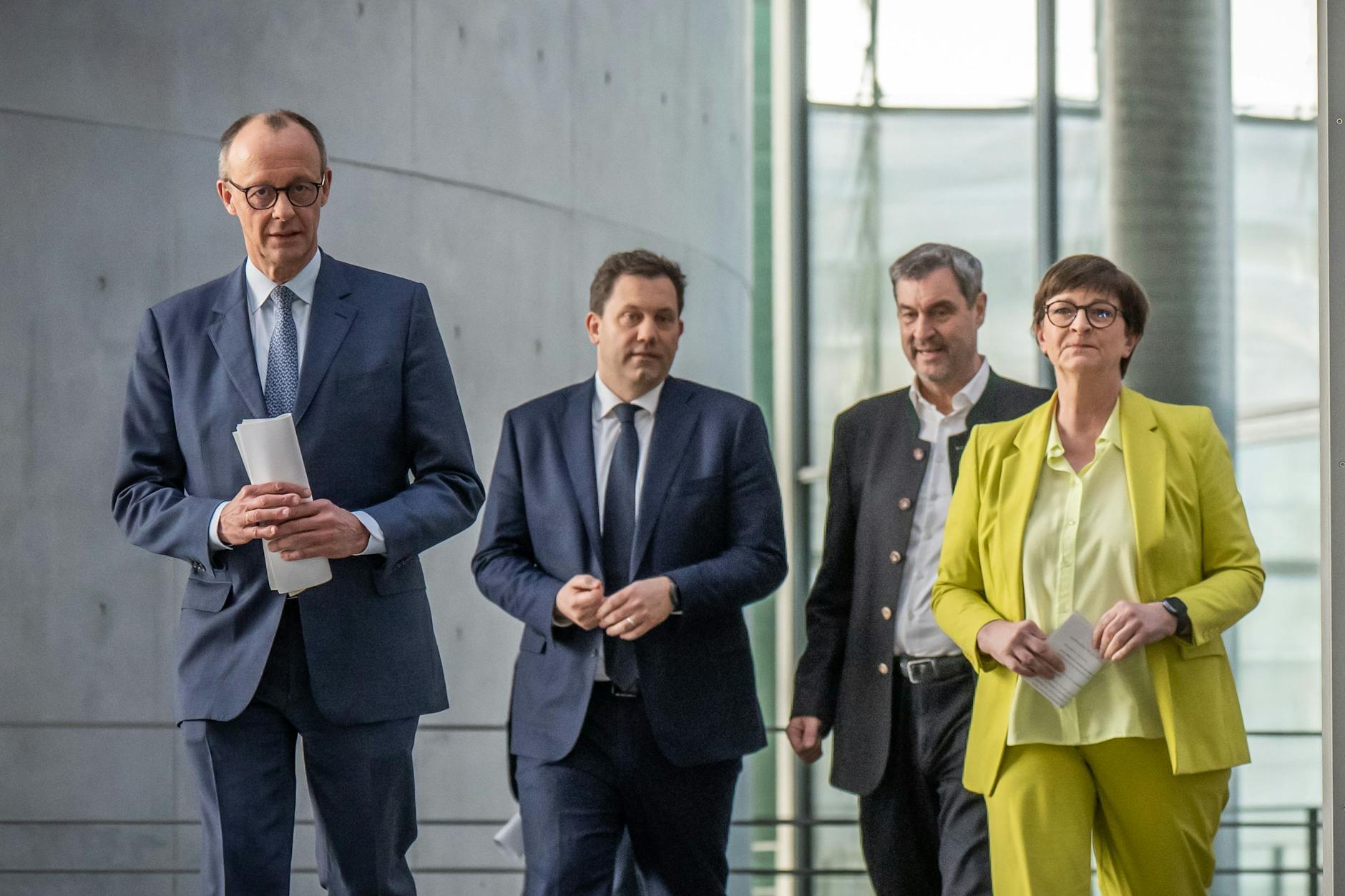 Friedrich Merz, Unions-Kanzlerkandidat und CDU Bundesvorsitzender, Lars Klingbeil, SPD-Bundesvorsitzender und SPD Fraktionsvorsitzender, Markus Söder, Ministerpräsident von Bayern und CSU Vorsitzender, sowie Saskia Esken, SPD-Bundesvorsitzende.