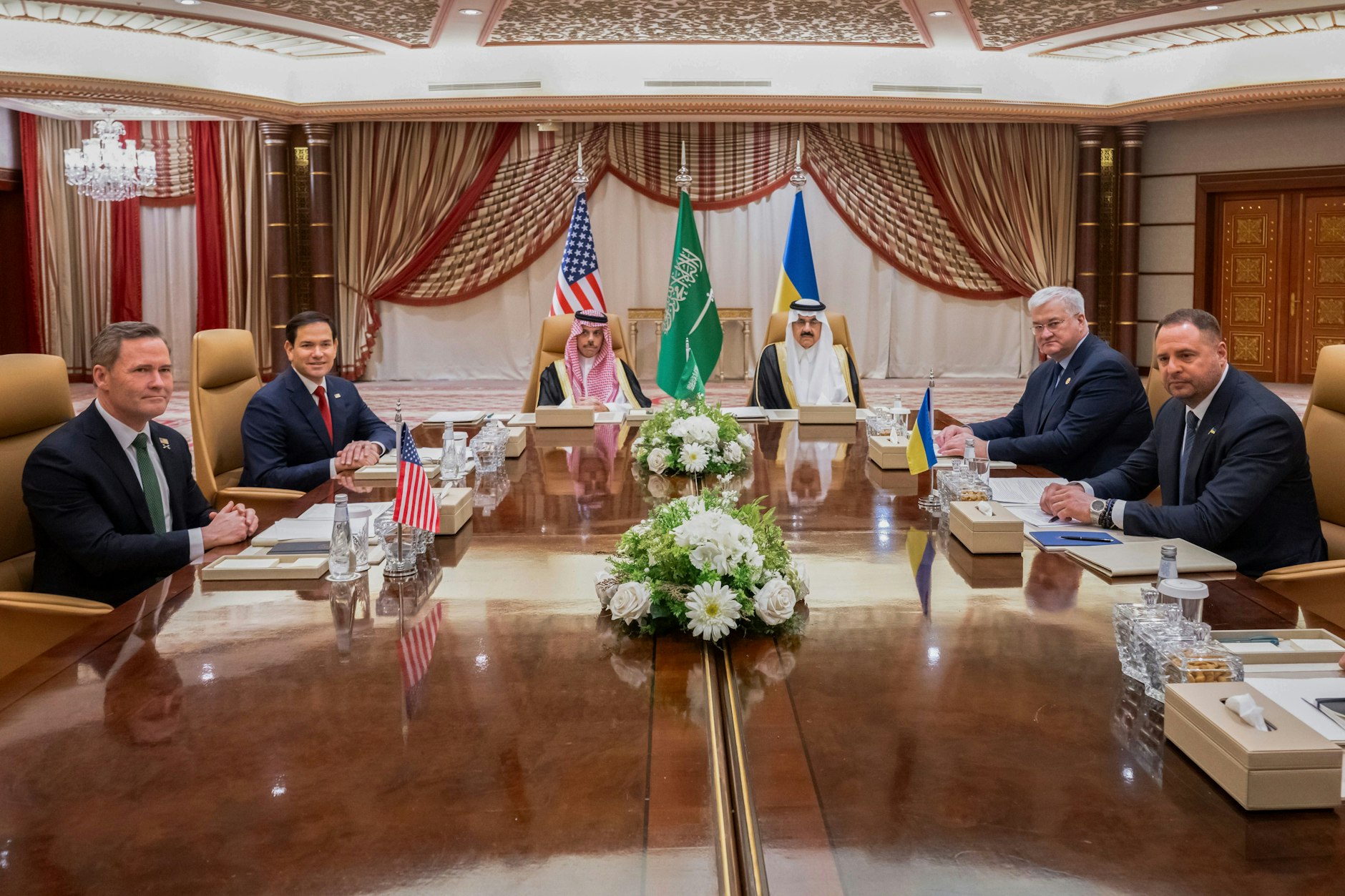 Amerikanische und ukrainische Vertreter treffen sich in Saudi-Arabien, um über ein Ende des Ukrainekrieges zu verhandeln.