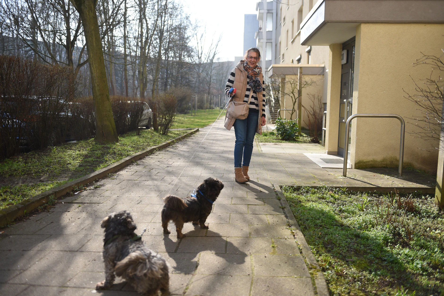 Hält sich an die Planung zu DDR-Zeiten: Heike Fidorra mit ihren Shih Tzus.