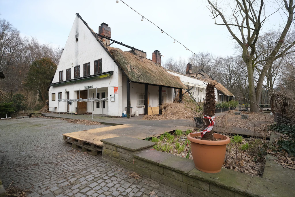 Das abgebrannte Teehaus im Englischen Garten.