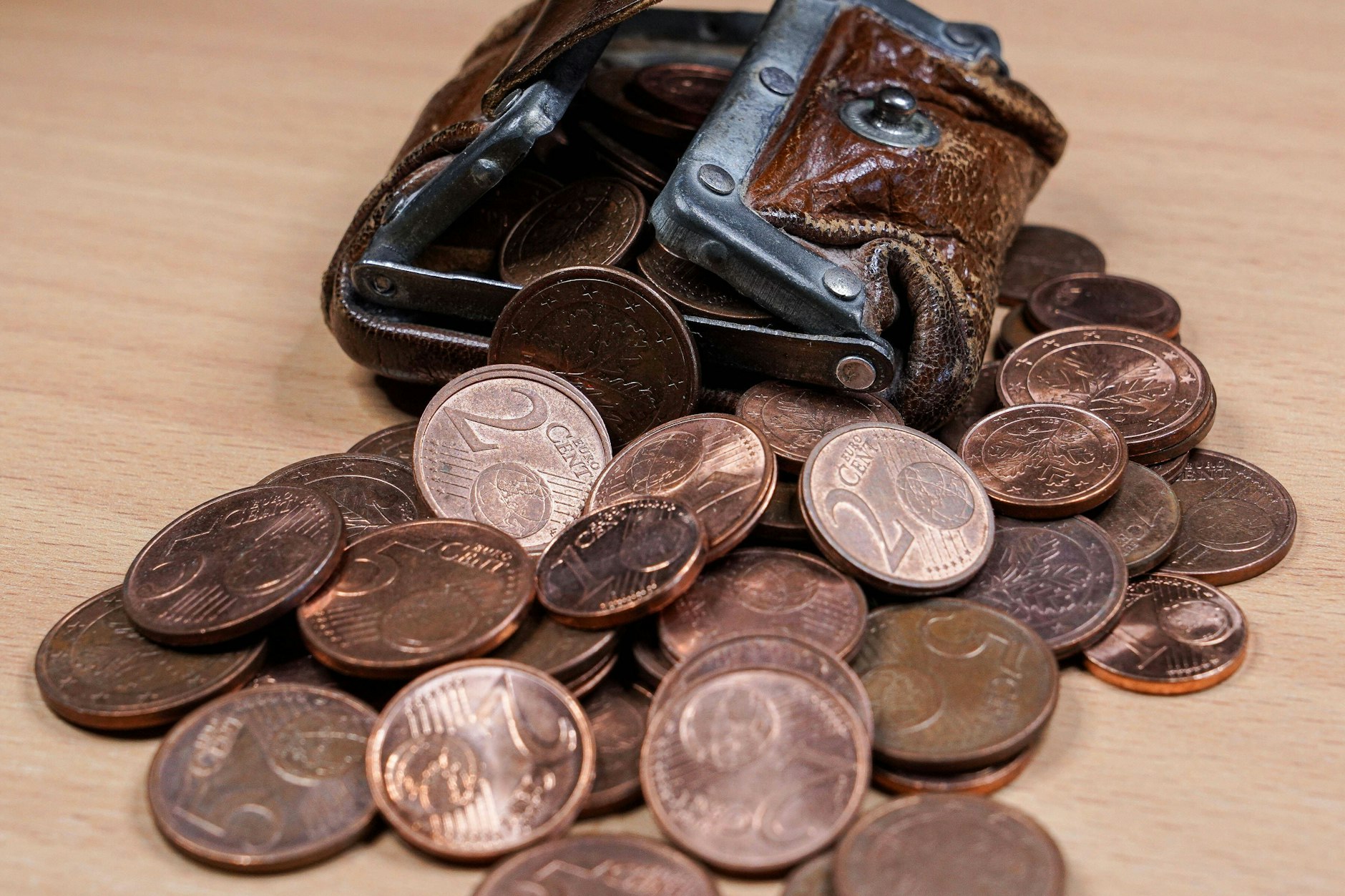 Die  1- und 2-Cent-Münzen könnten durch gerundete Zahlungen an der Kasse bald überflüssig sein.
