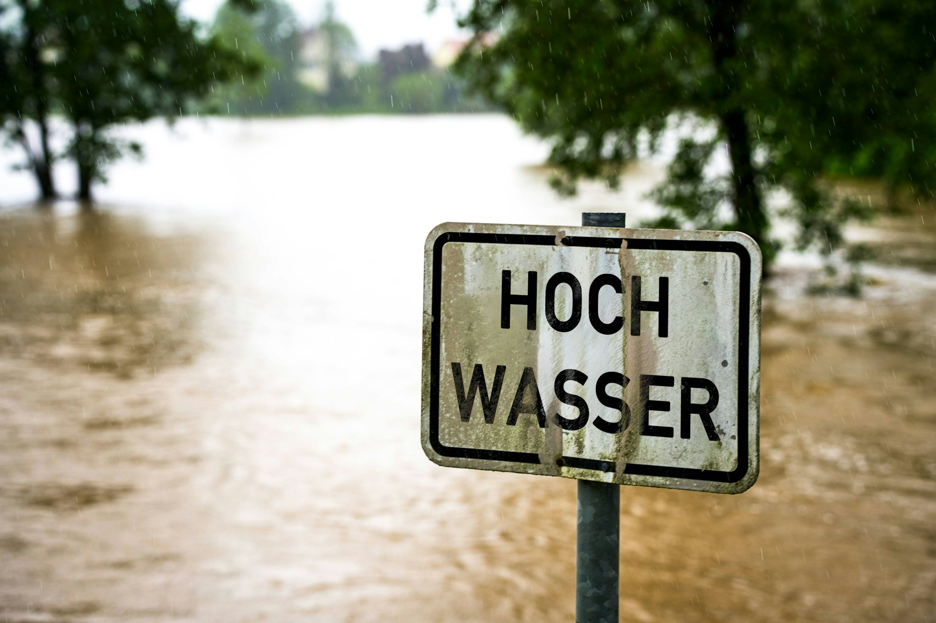 Stellenweise drohen in Teilen Deutschlands bis Freitag sturzflutartige Niederschläge mit Hochwassergefahr.