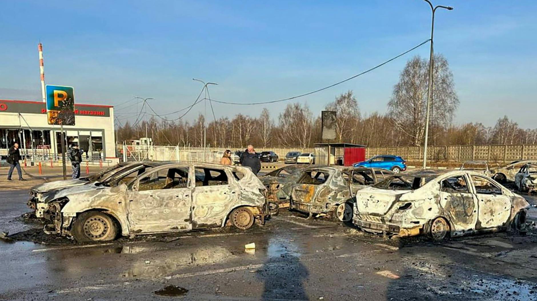 Durch den Angriff beschädigte Autos bei Moskau.
