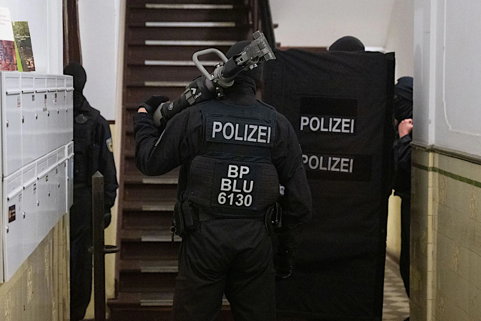 Nach Gewalt an einem Sonderzug von Fans von Fußball-Drittligist Hansa Rostock und Rot-Weiss Essen hat die Bundespolizei Wohnungen von 31 Verdächtigen durchsucht.