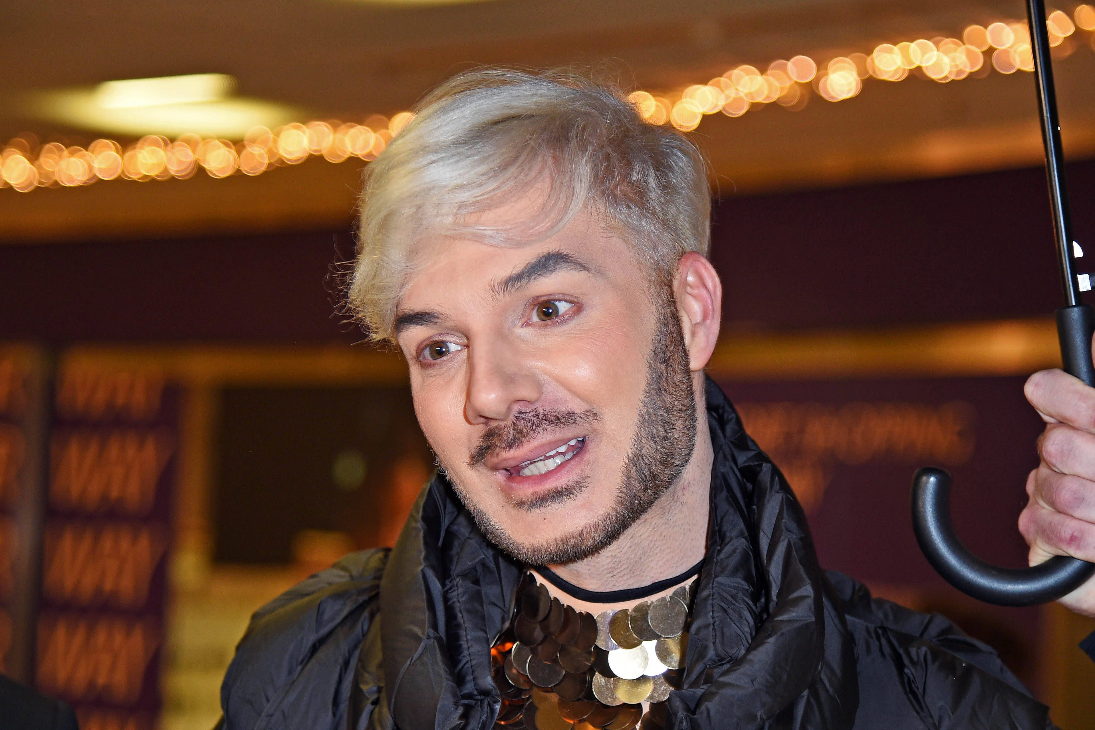 Sam Dylan wird von Georgina bei „The 50“ angegriffen.