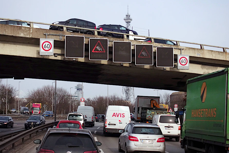 Stau auf der A100 am Dreieck Funkturm in Richtung Norden