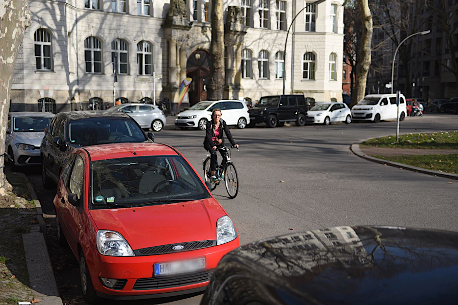 Parkende Autos am Barbarossaplatz in Schöneberg: In der Parkzone 85 hat die Parkraumbewirtschaftung dazu geführt, dass die Stellplätze nicht mehr so stark ausgelastet sind. Samstagnacht nahm die Auslastung allerdings deutlich zu.