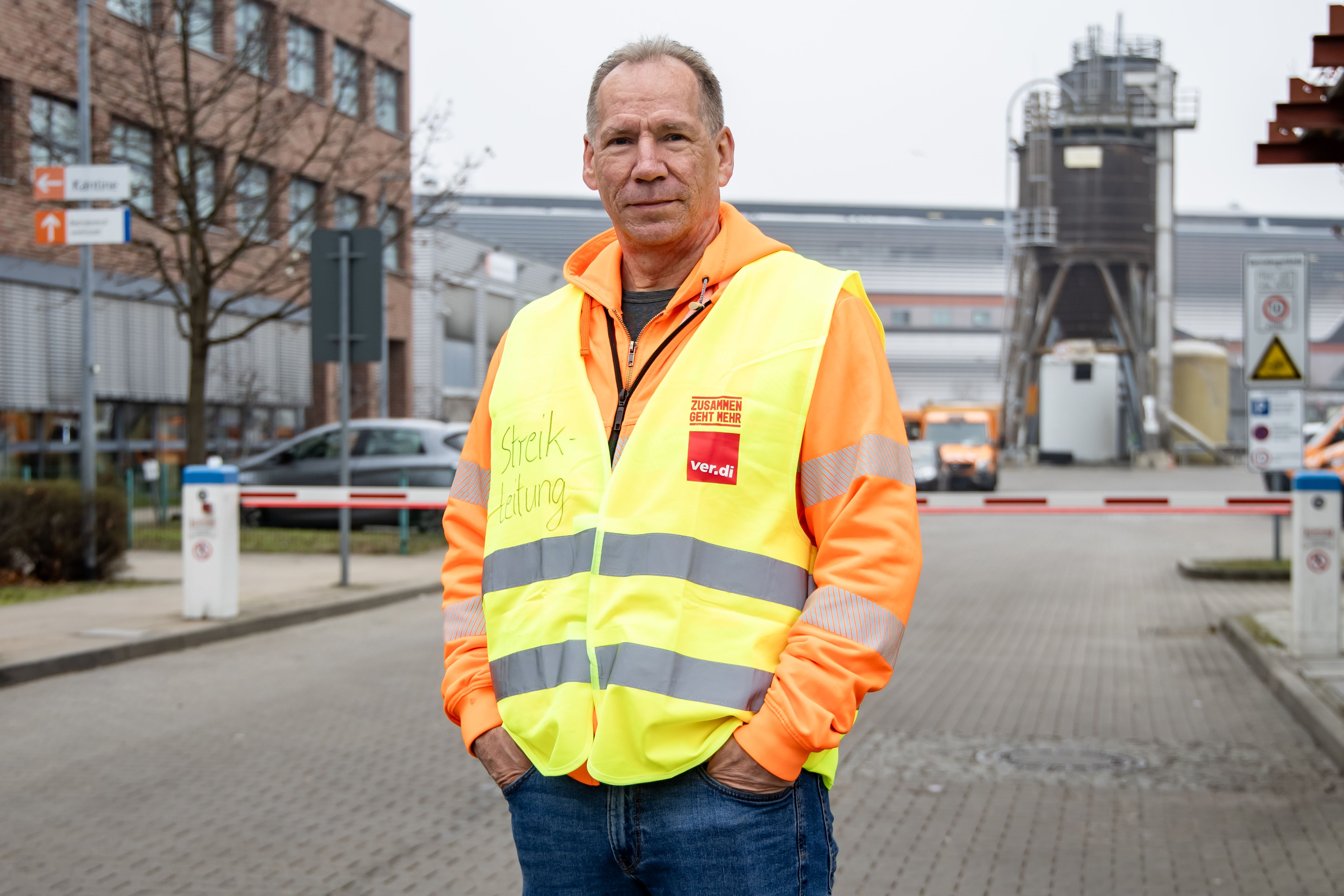 Alltag eines BSR-Fahrers: Radfahrer spucken gegen die Scheibe und Autofahrer parken einen zu