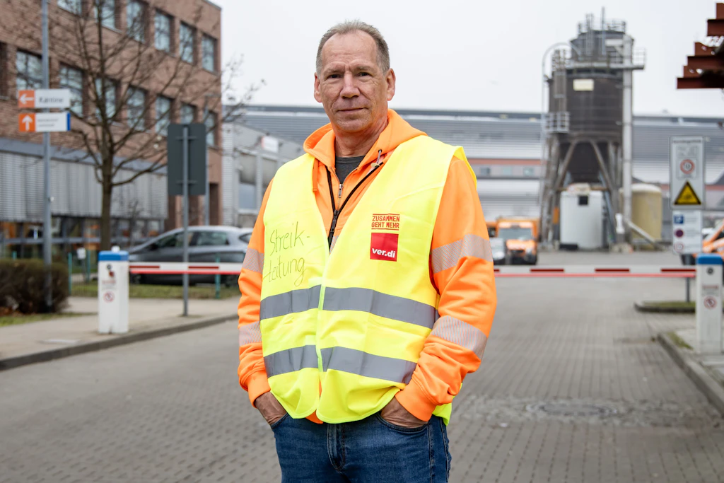 Alltag eines BSR-Fahrers: Radfahrer spucken gegen die Scheibe und Autofahrer parken einen zu