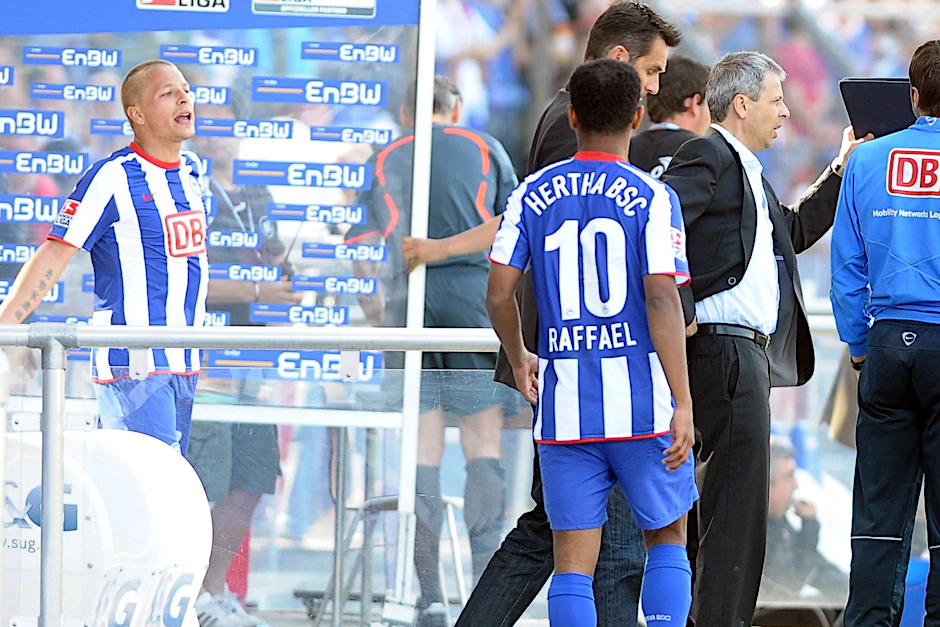 2009 verspielte Hertha m 34. Spieltag mit Spielern wie Patrick Ebert (l.) und Raffael unter Trainer Lucien Favre (r.) in Karlsruhe die Champions-League-Teilnahme.