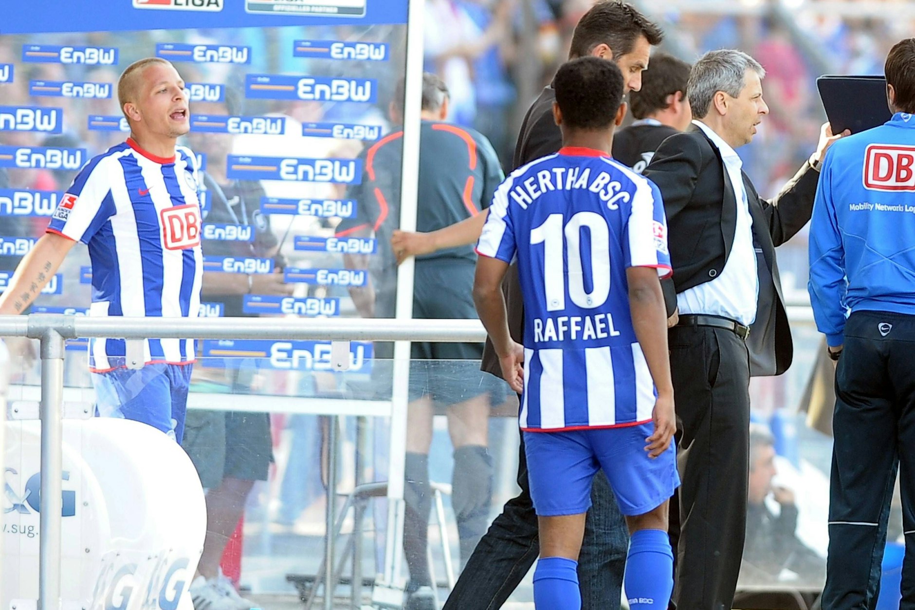2009 verspielte Hertha m 34. Spieltag mit Spielern wie Patrick Ebert (l.) und Raffael unter Trainer Lucien Favre (r.) in Karlsruhe die Champions-League-Teilnahme.