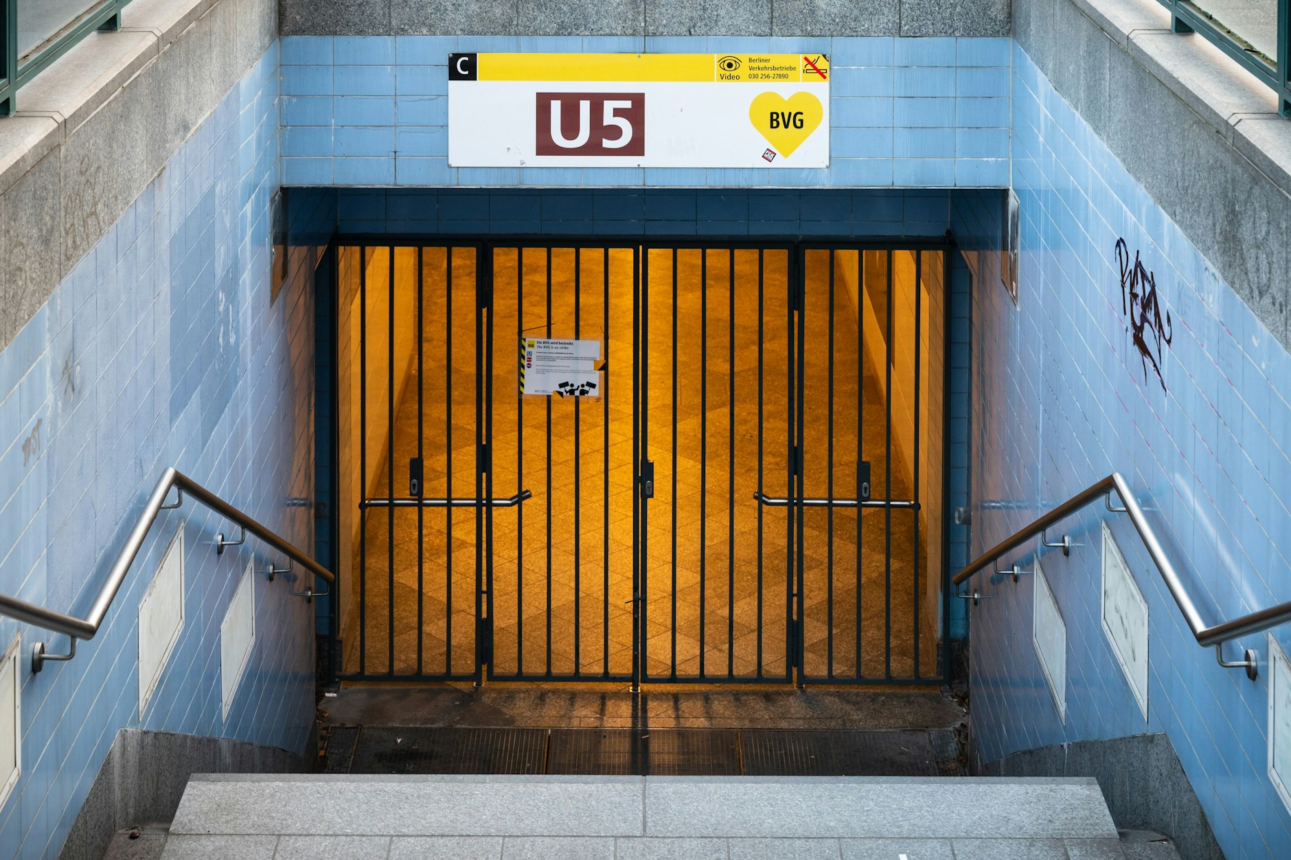 Verriegelt und verrammelt: Während des 24-stündigen Warnstreiks bei der BVG am 10. Februar 2025 blieb auch dieser Eingang zum U-Bahnhof Frankfurter Tor an der Linie U5 geschlossen.