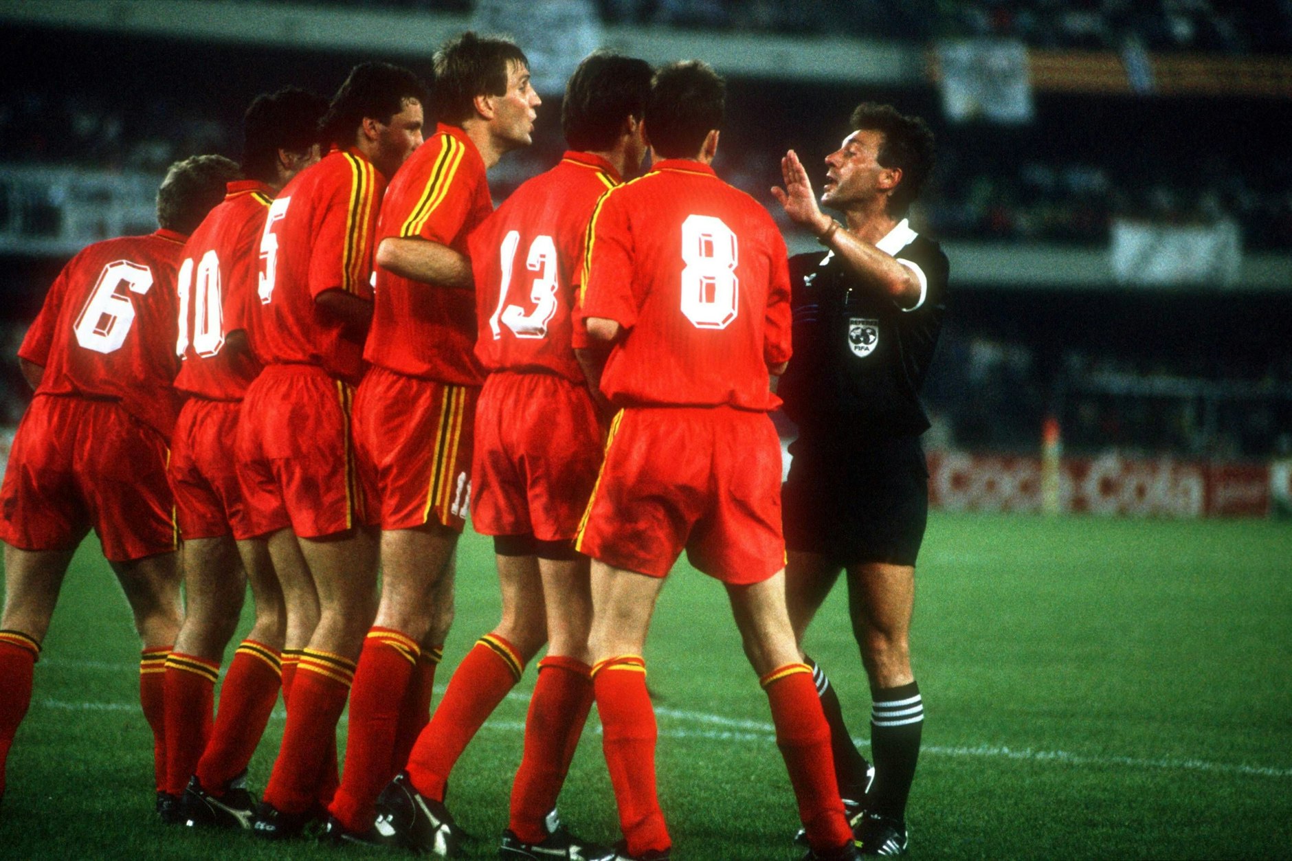 DDR-Schiedsrichter-Legende Siegfried Kirschen stellt die belgische Abwehrmauer bei der WM 1990 in Italien.