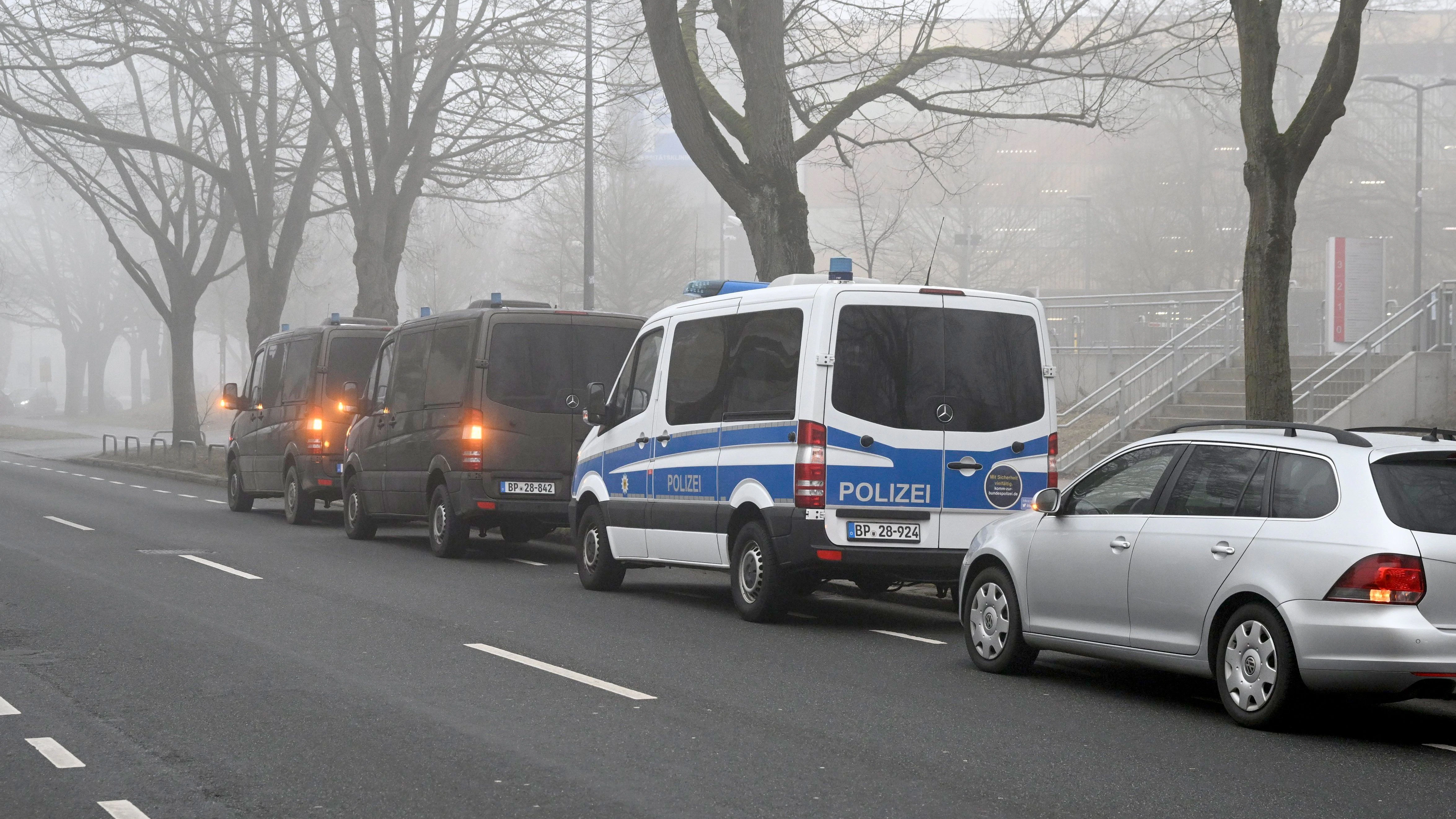 Fahrzeuge der Bundespolizei stehen unweit des Rostocker Ostseestadion.