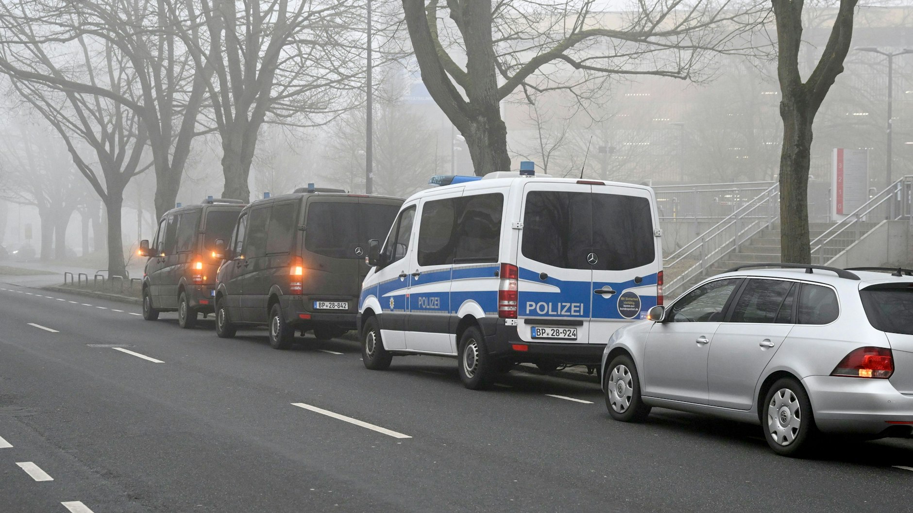 Fahrzeuge der Bundespolizei stehen unweit des Rostocker Ostseestadion.