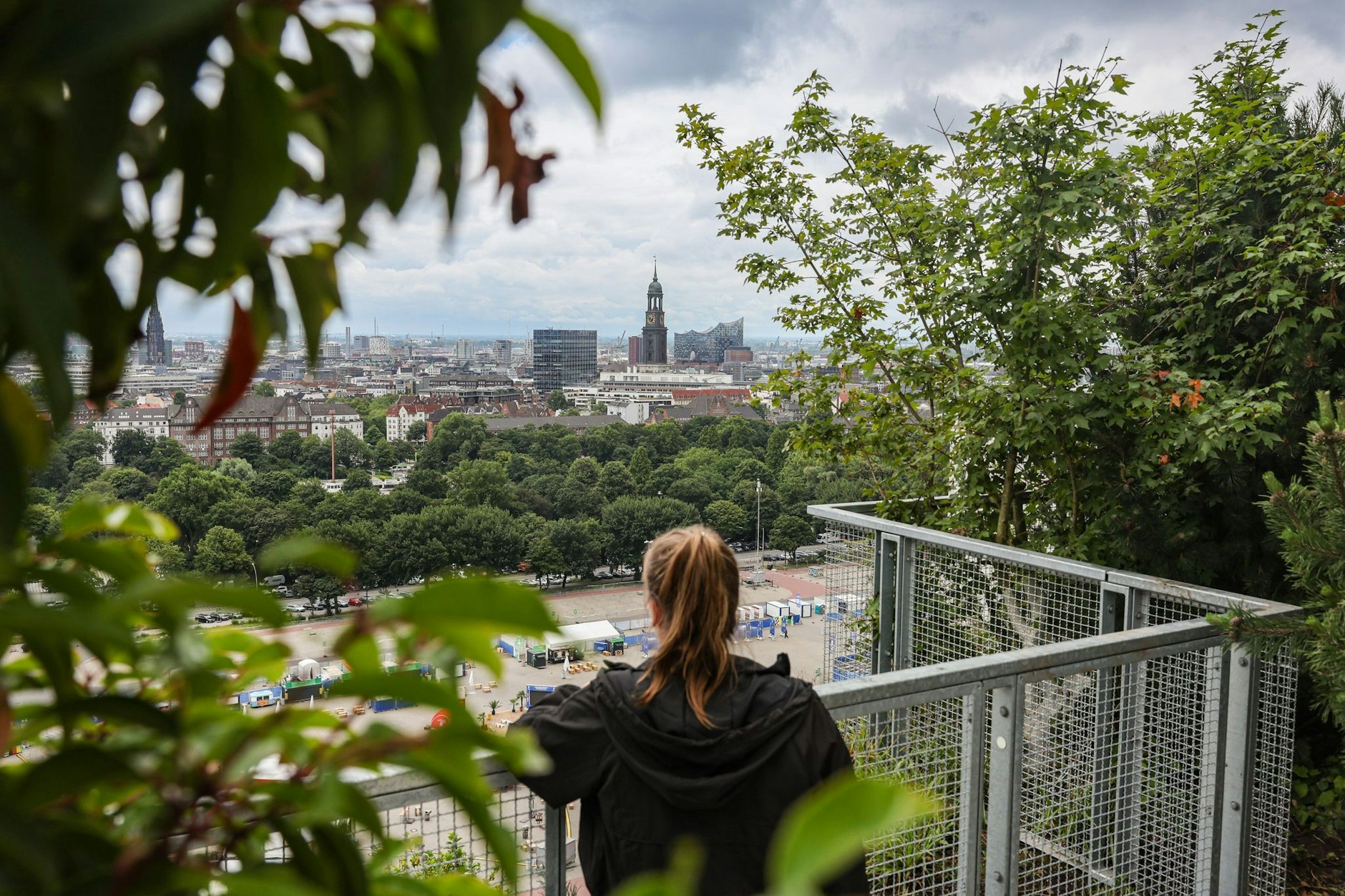 Blick vom Bunker auf die Stadt: Ein begrünter Betonkoloss mitten auf St. Pauli macht Hamburg jetzt noch sehenswerter.