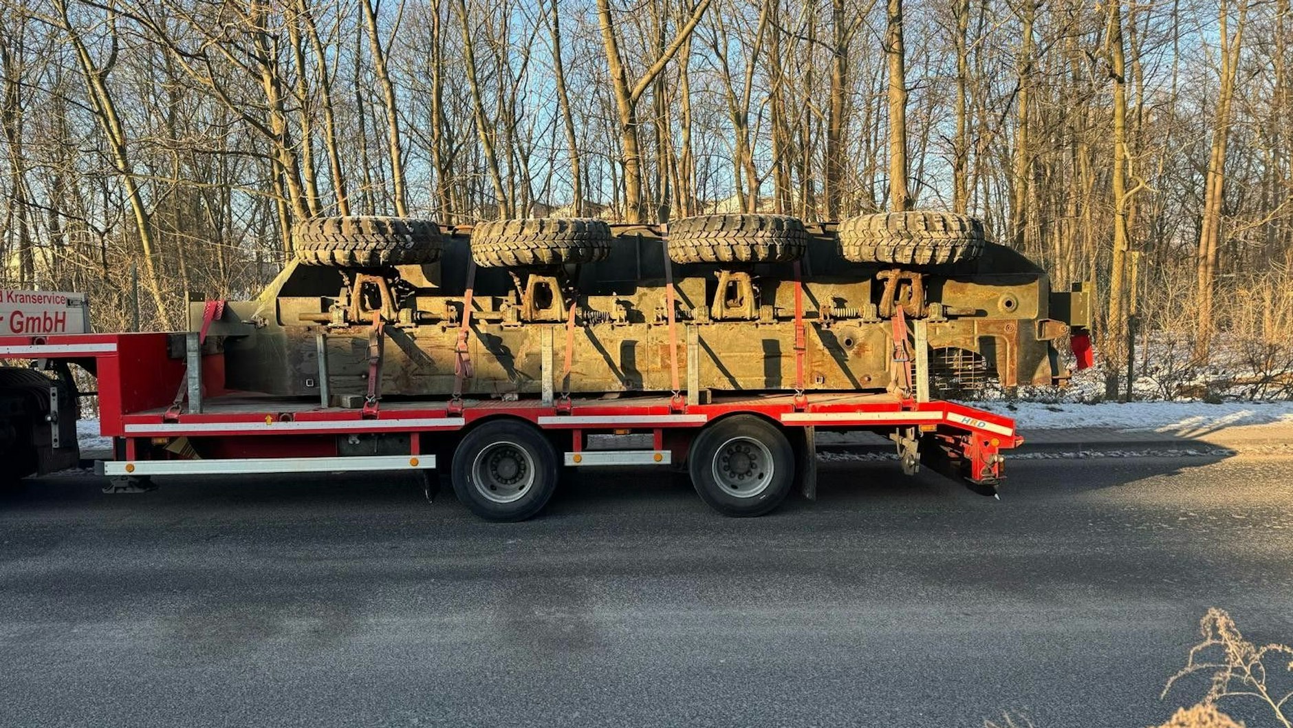 Panzerhälften aus dem Bestand des DDR-Museums auf dem Weg nach Marzahn.