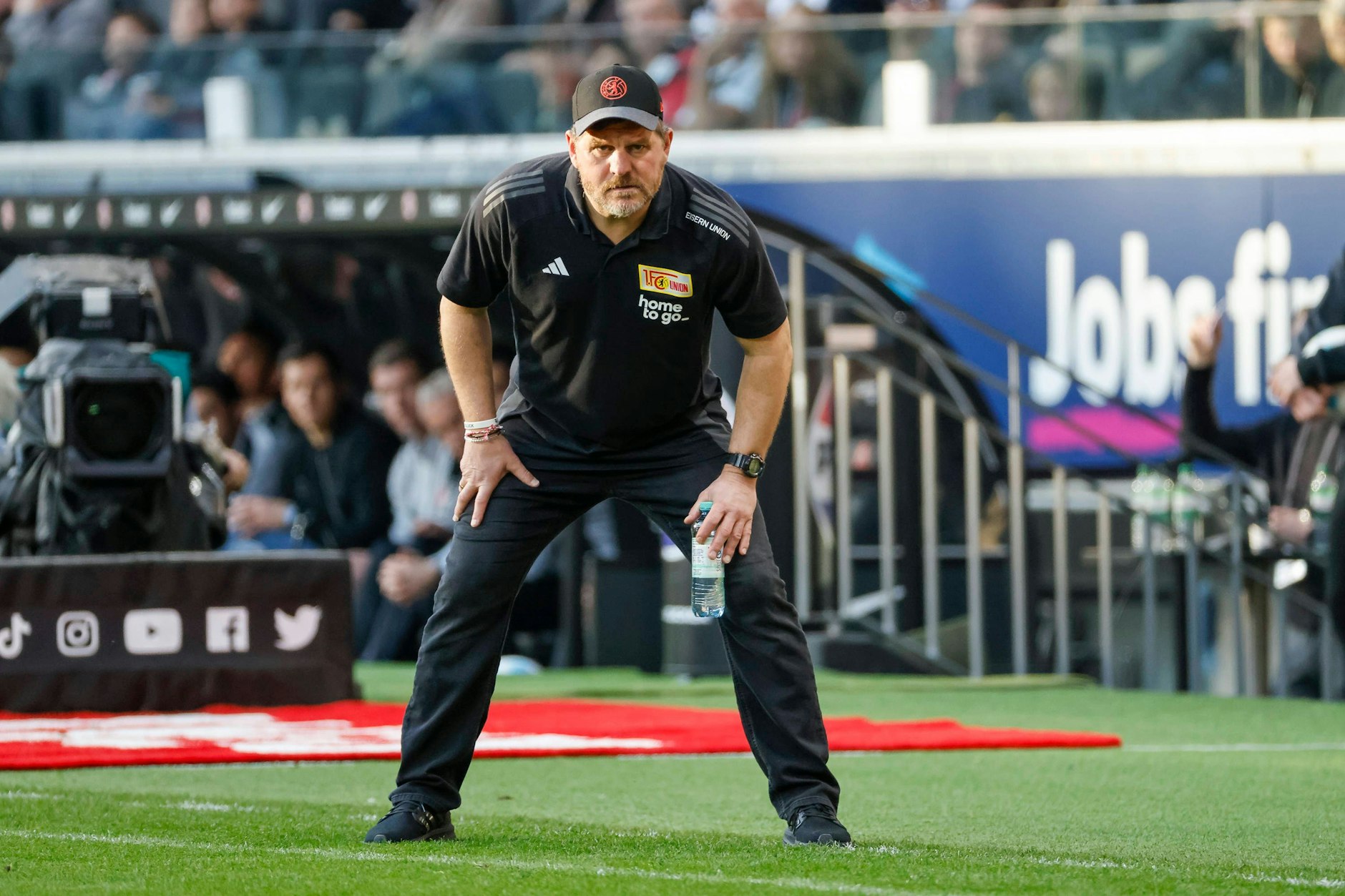 So wird man Steffen Baumgart am Sonnabend gegen den FC Bayern nicht erleben: Der Cheftrainer des 1. FC Union fehlt an der Seitenlinie wegen einer Gelbsperre.