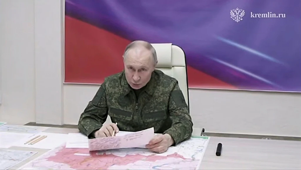 Vladimir Putin, Rusya'nın ön taraftaki ilerlemesinden sonra – Ukrayna çekildiğini gösteriyor