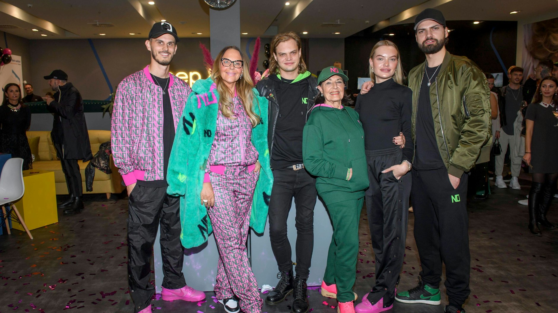 Cheyenne Ochsenknecht mit ihrem Ehemann Nino Sifkovits, Mutter Natascha Ochsenknecht, Oma Bärbel Wierichs und ihren Brüdern Jimi Blue Ochsenknecht und Wilson Gonzalez Ochsenknecht – Papa Uwe fehlt.