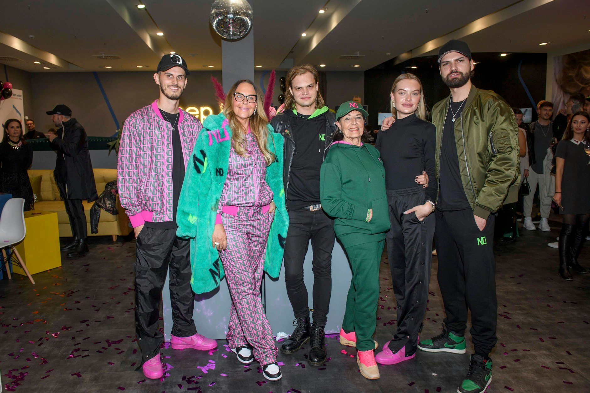 Cheyenne Ochsenknecht mit ihrem Ehemann Nino Sifkovits, Mutter Natascha Ochsenknecht, Oma Bärbel Wierichs und ihren Brüdern Jimi Blue Ochsenknecht und Wilson Gonzalez Ochsenknecht - Papa Uwe fehlt.