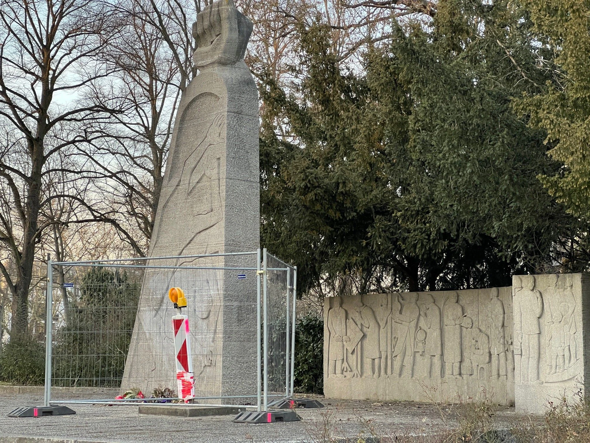 Der Platz des 23. April im ehemaligen Mecki-Dorf in Köpenick ist wie so viele Stellen in der Grünanlage sanierungsbedürftig. 