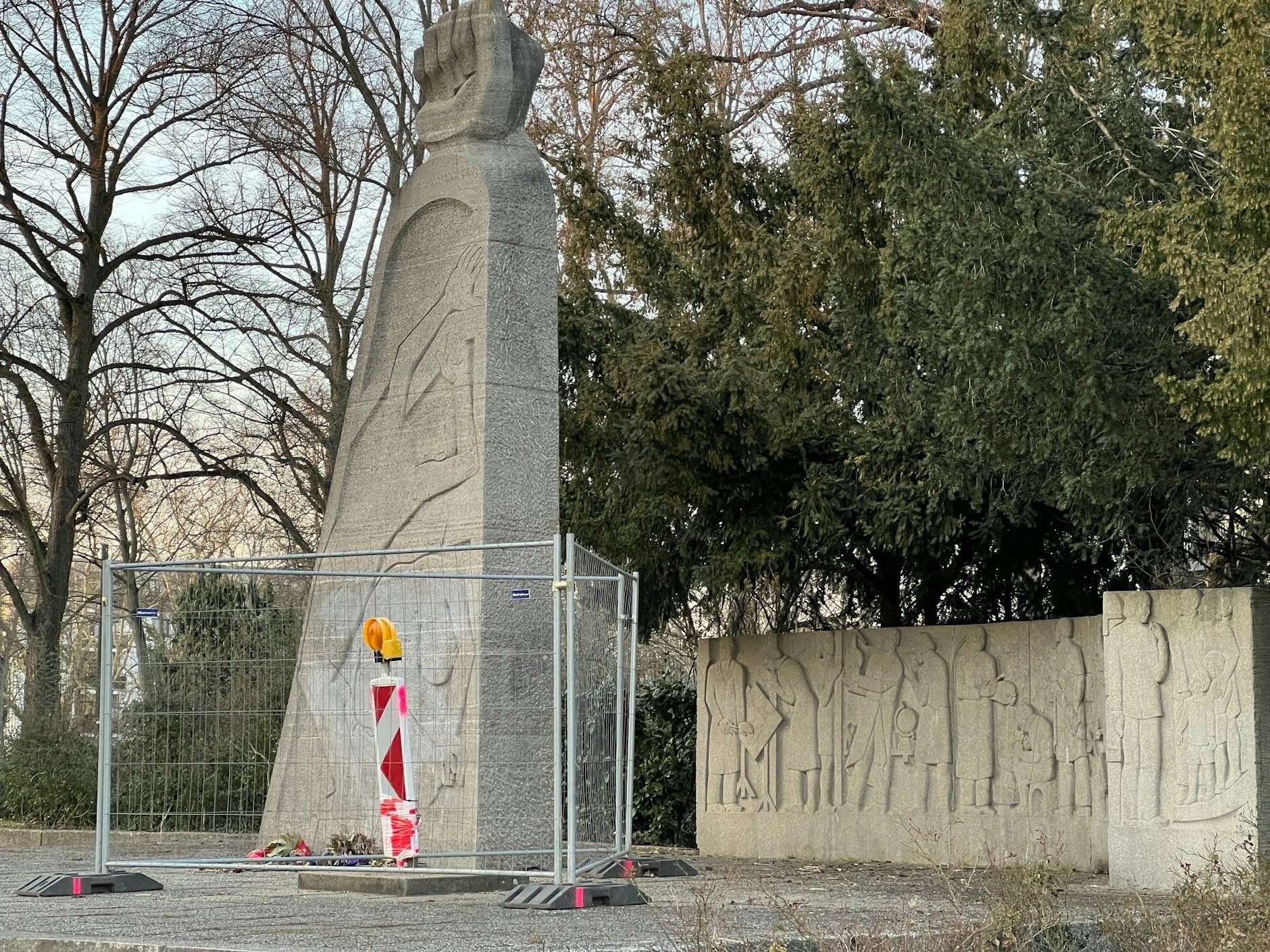 Der Platz des 23. April im ehemaligen Mecki-Dorf in Köpenick ist wie so viele Stellen in der Grünanlage sanierungsbedürftig. 