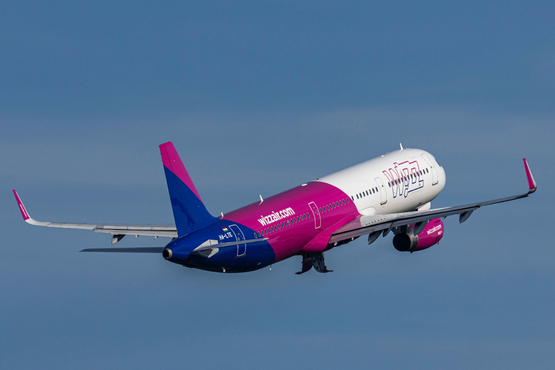 Eine A320-200 der Fluggesellschaft WizzAir im Steigflug