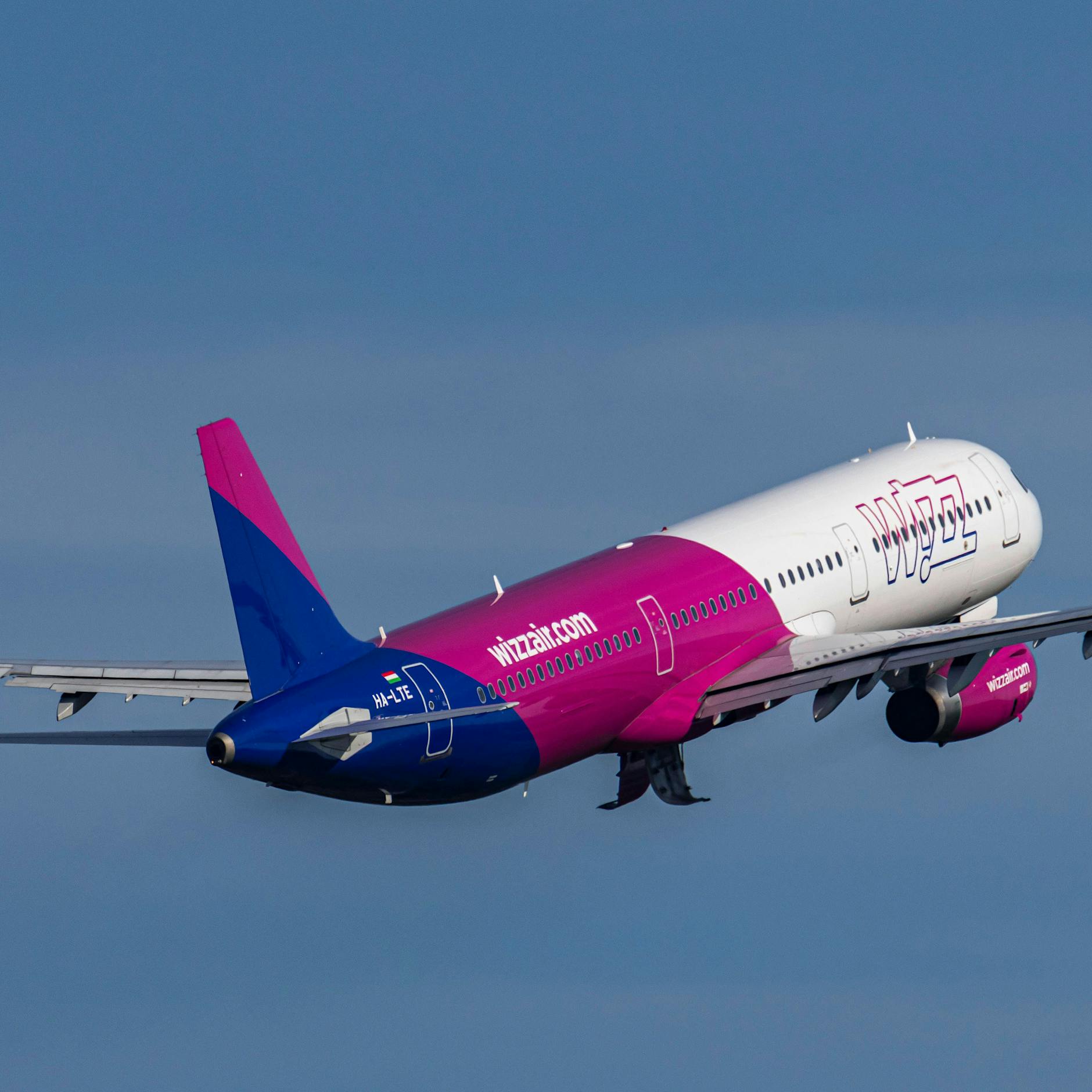 Dramatische Notlandung in Berlin: WizzAir-Flieger außer Kontrolle