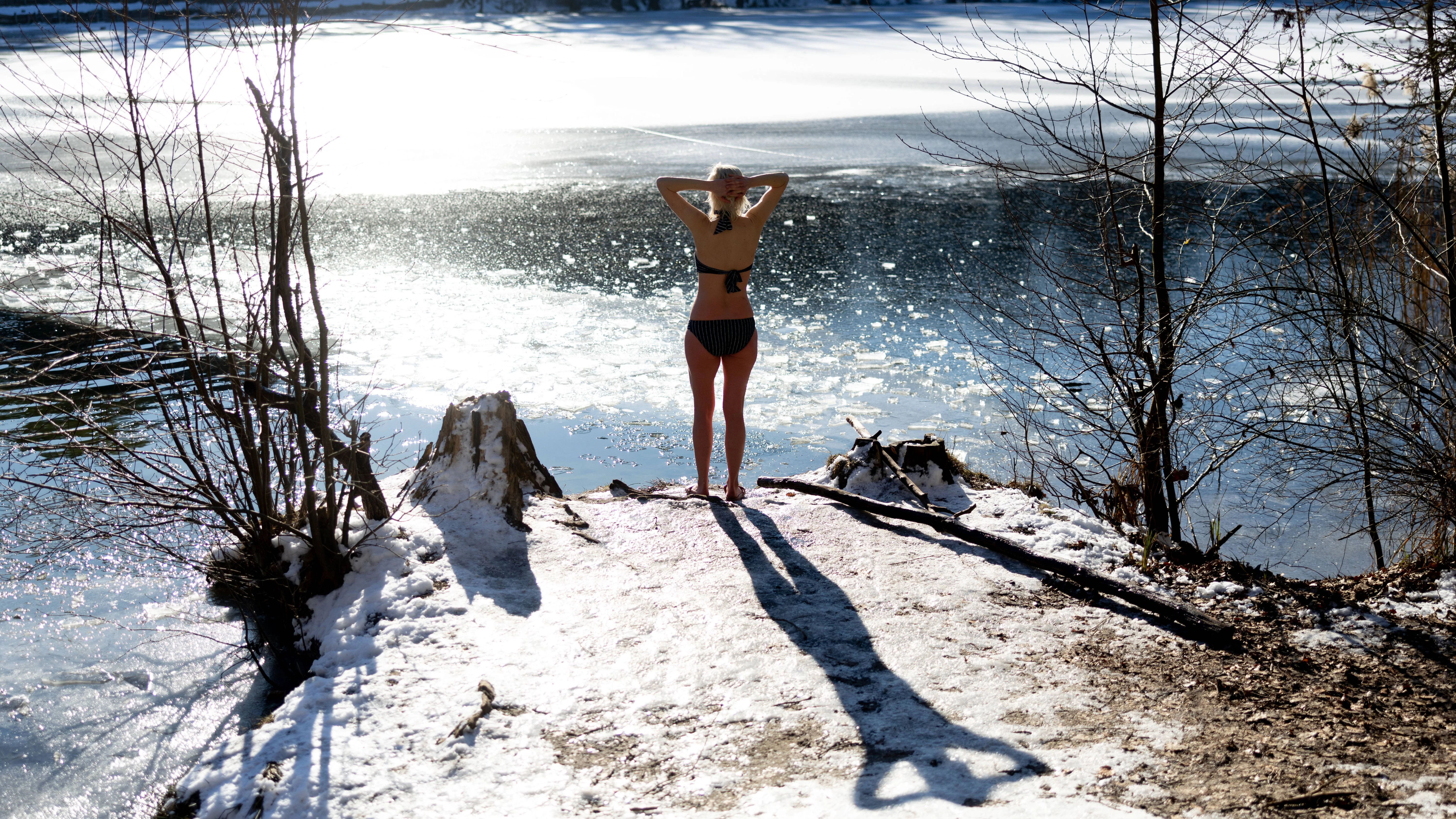 Es muss ja nicht gleich Eisbaden in der Krummen Lanke sein, auch Wechselduschen machen fit für den Frühling.