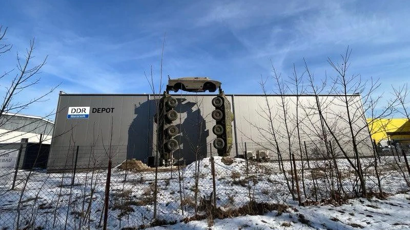 Die Panzerhälften am neuen Depot des DDR Museums sollen noch besprüht werden.