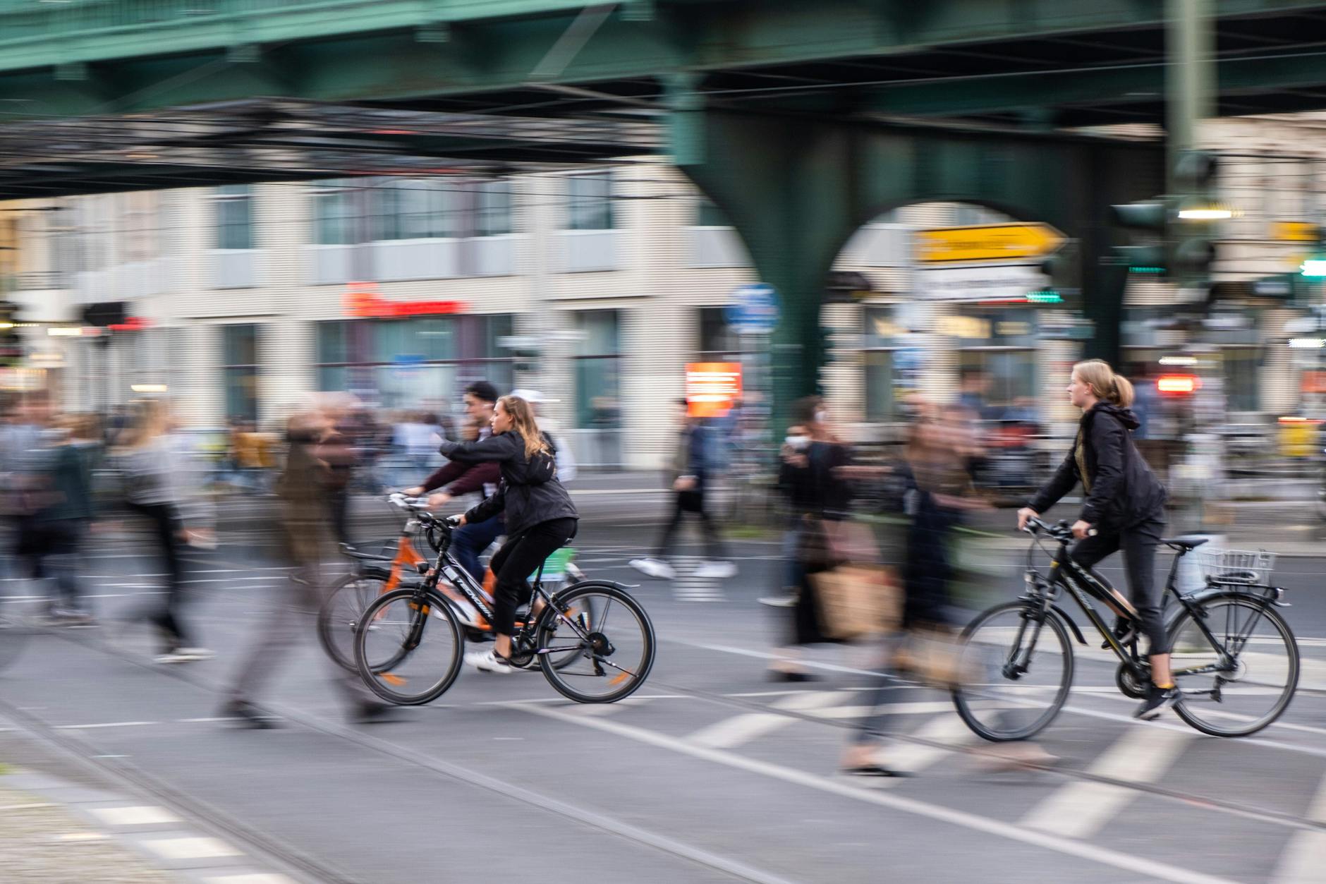 Berlin, Ecke Schönhauser. Wieder mehr Miteinander wagen, das liegt auch an jedem Einzelnen von uns.
