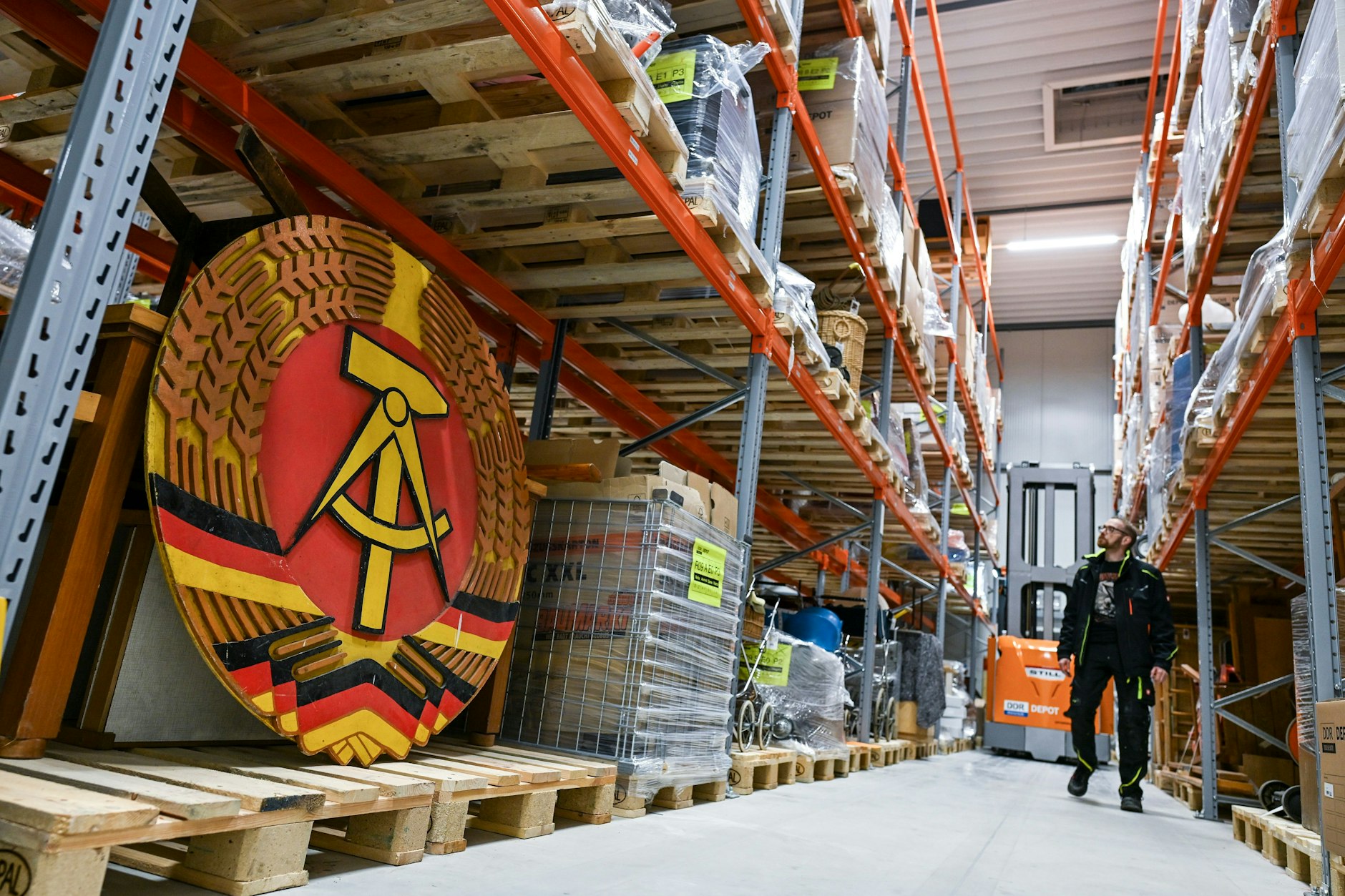 Eine der größten Sammlungen von Alltagsobjekten aus der DDR mit rund 360.000 Exponaten ist in Marzahn in zwei Hallen untergebracht.