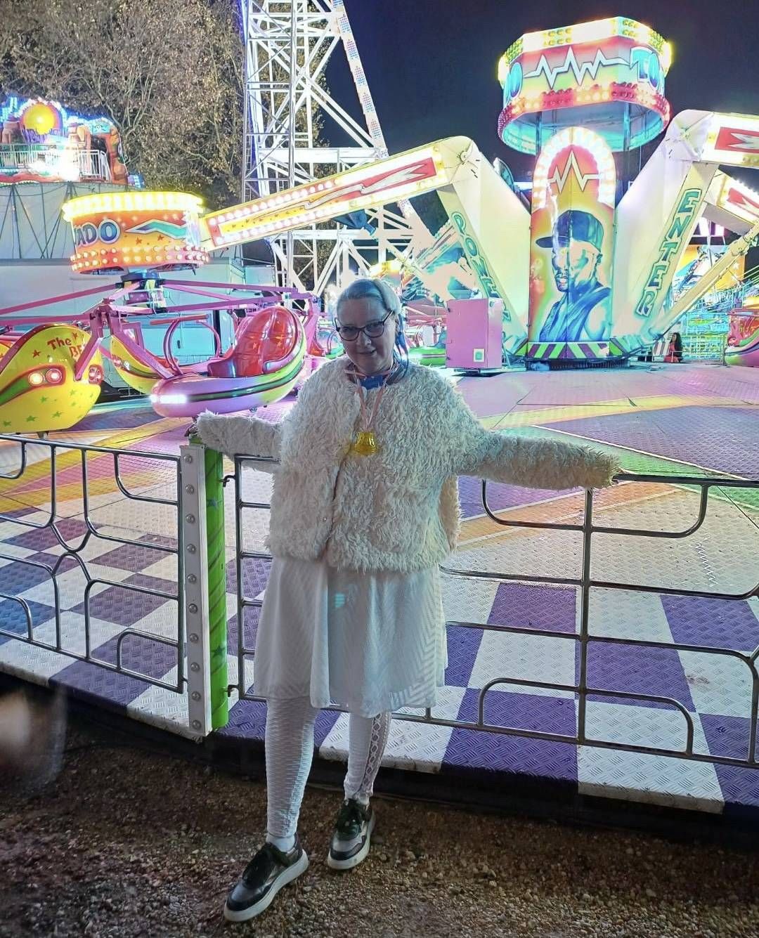 Frau hat Beziehung mit Achterbahn: Hausverbot im Freizeitpark!