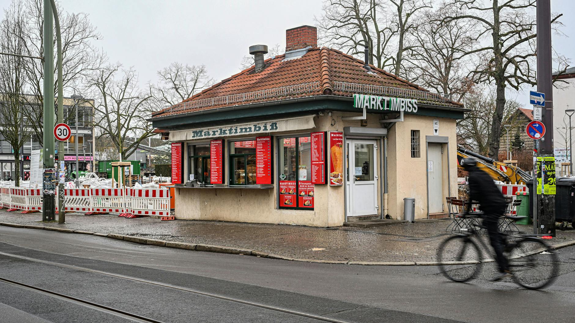 Auch der Imbiss am Marktplatz Adlershof soll im Rahmen der Bauarbeiten saniert werden.