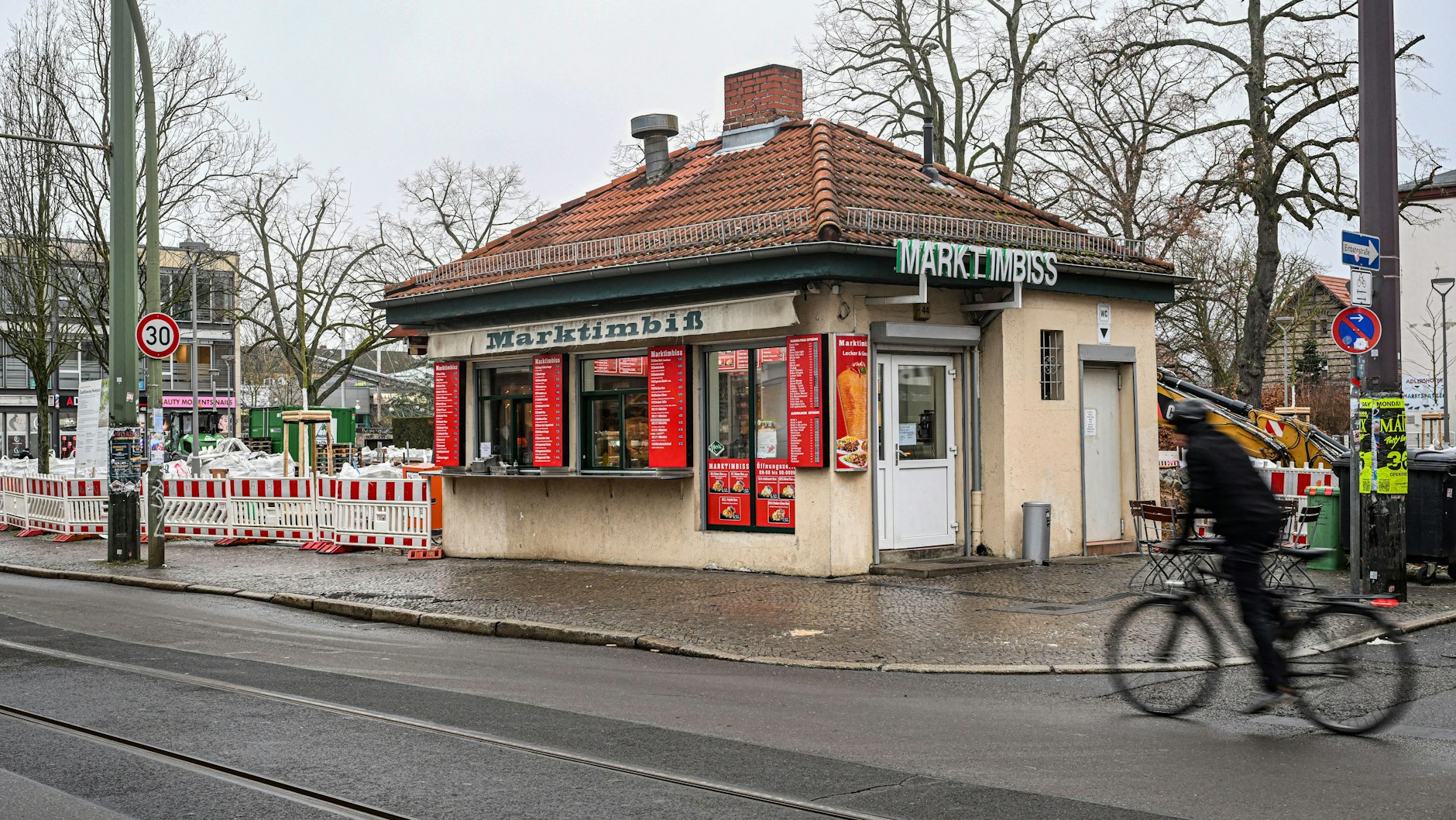 Auch der Imbiss am Marktplatz Adlershof soll im Rahmen der Bauarbeiten saniert werden.