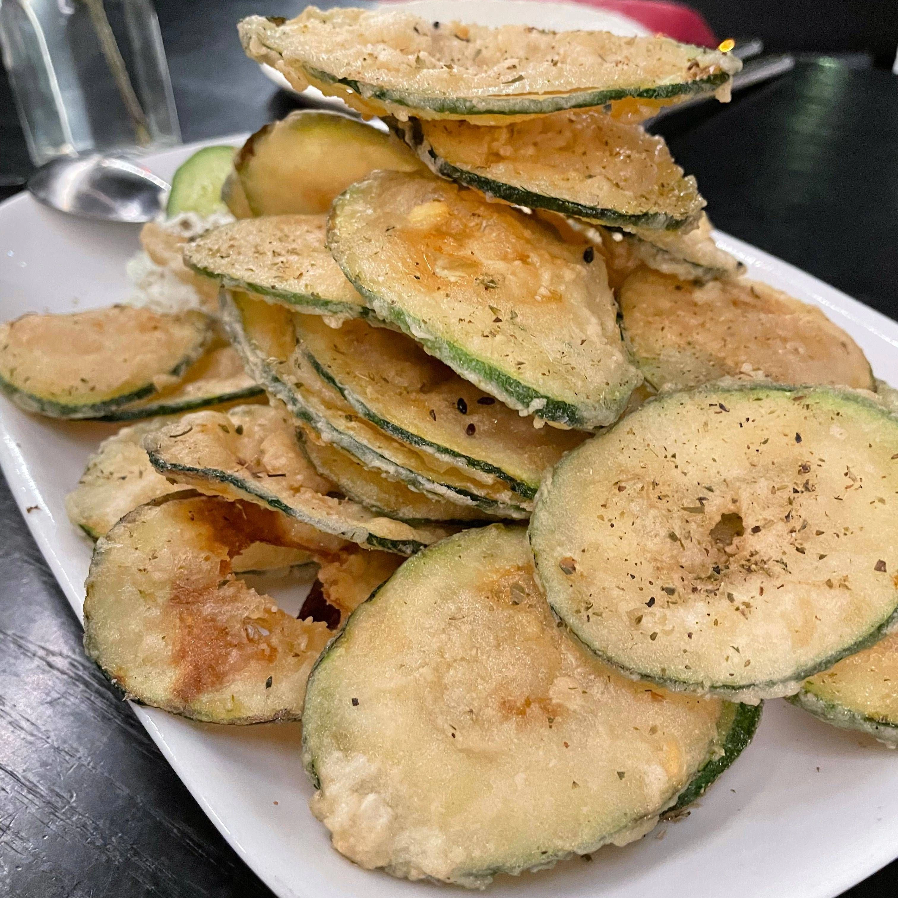 Als schnelles Abendbrot sind die Zucchini-Chips perfekt. 