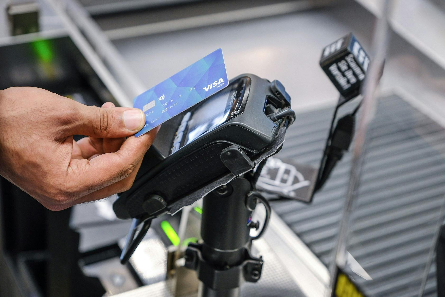 Ein Geflüchteter kauft mit der Karte für Asylsuchende in einem Supermarkt ein.