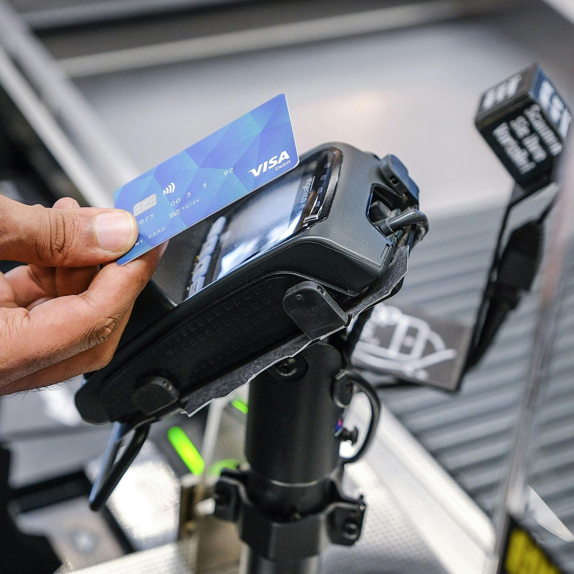 Bezahlkarte gescheitert? So tauschen Flüchtlinge jetzt Gutscheine gegen Bargeld