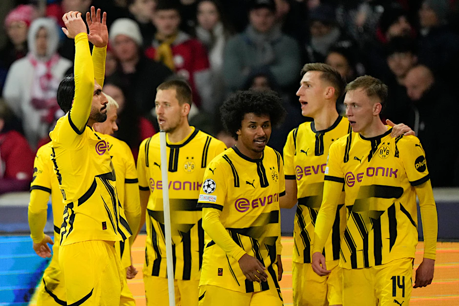 Die Dortmunder Spieler feiern nach ihrem Tor zum 2:1.