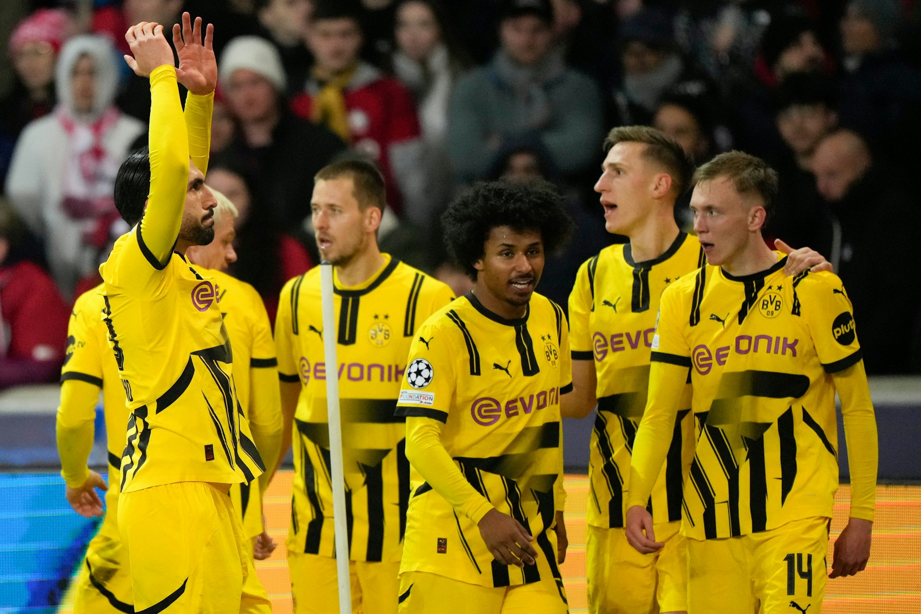 Die Dortmunder Spieler feiern nach ihrem Tor zum 2:1.