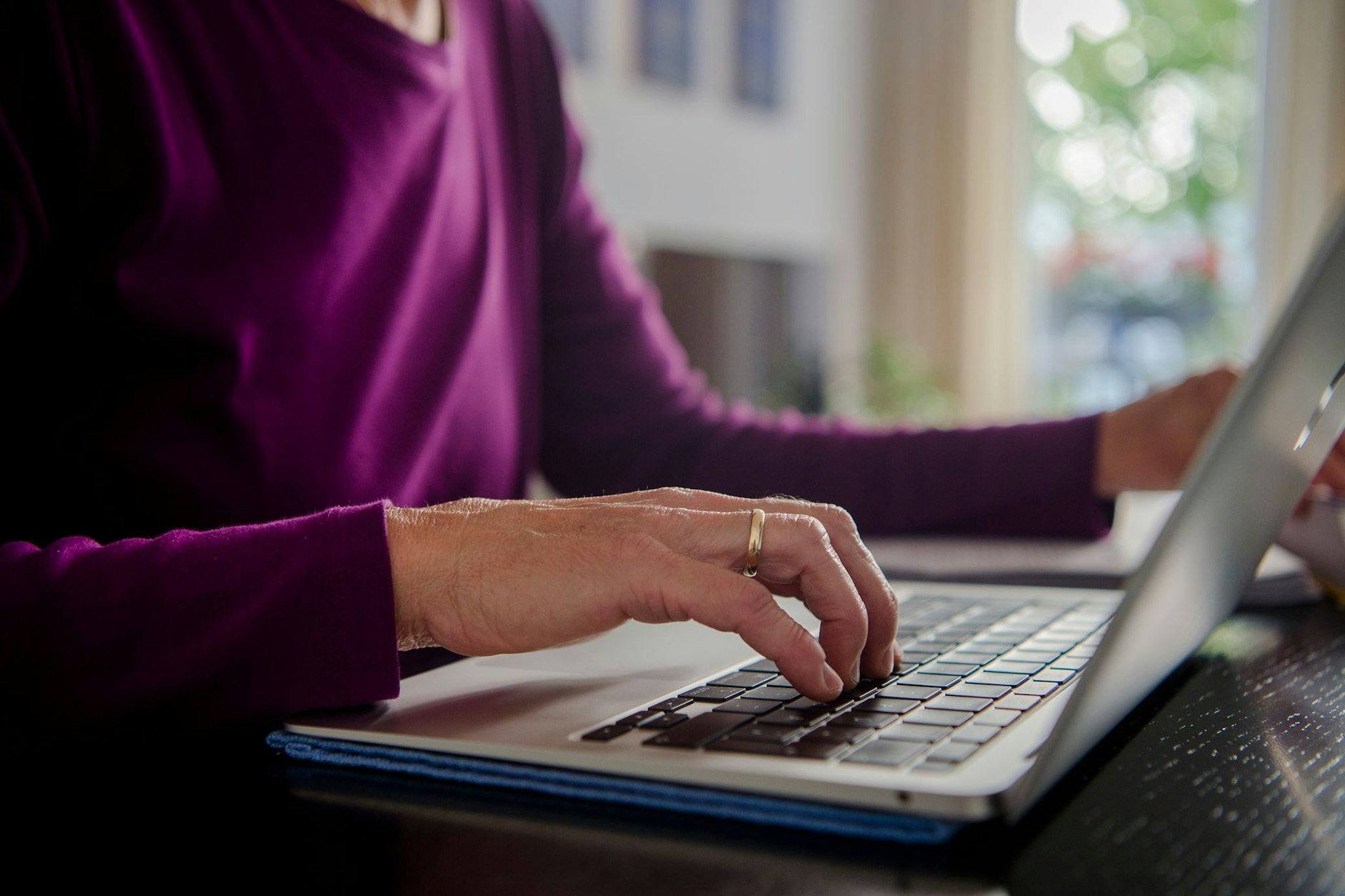 Eine Frau arbeitet an einem Laptop (Symbolbild).