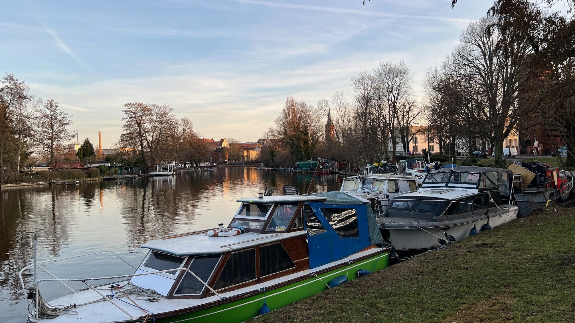 Einst Treffpunkt in Köpenick: Das Mecki-Dorf direkt am Wasser. Jetzt verwahrlost es immer mehr.