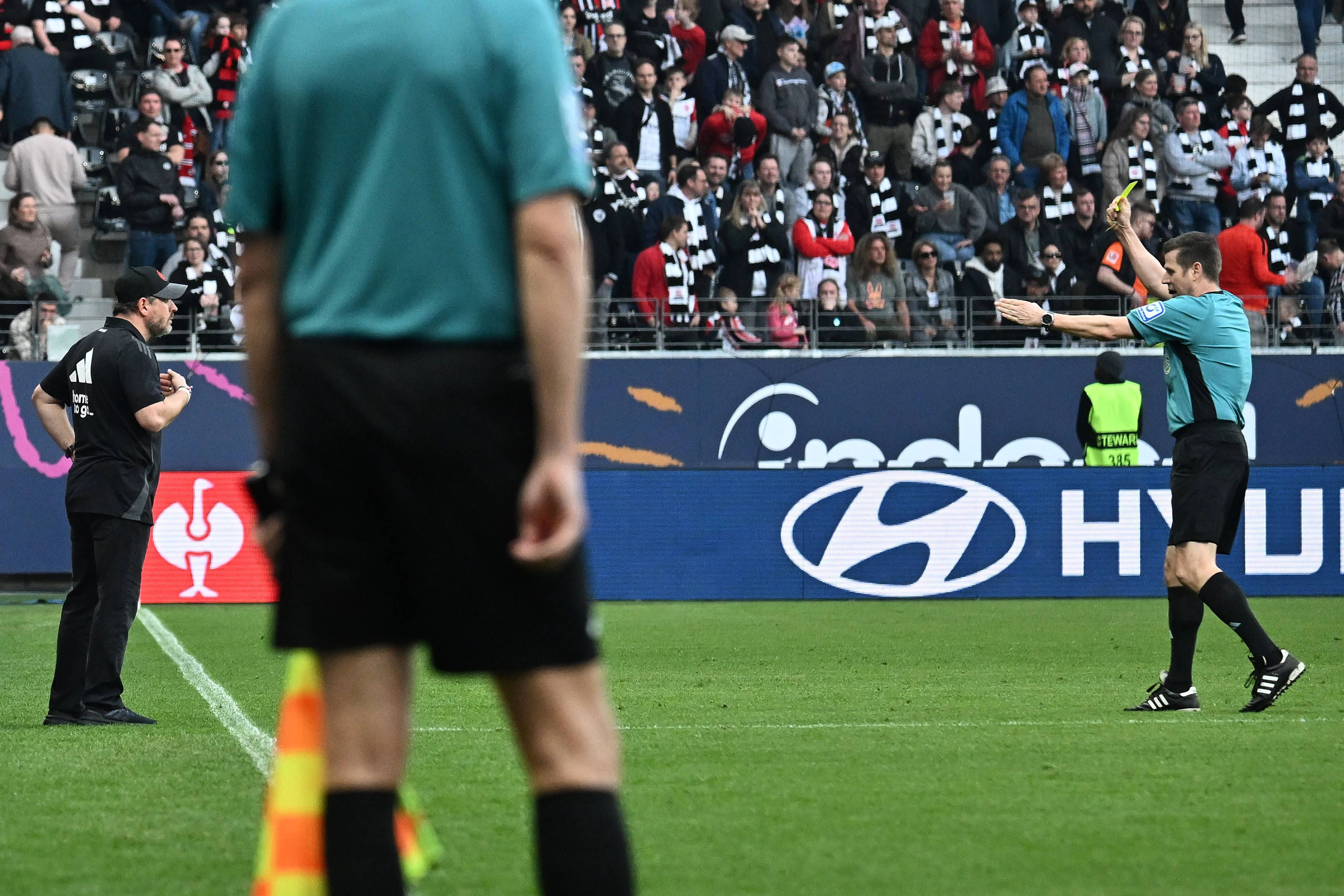 Union-Trainer Steffen Baumgart (53) sah wegen Meckerns in Frankfurt die vierte Gelbe Karte und ist nun gegen den FC Bayern gesperrt.