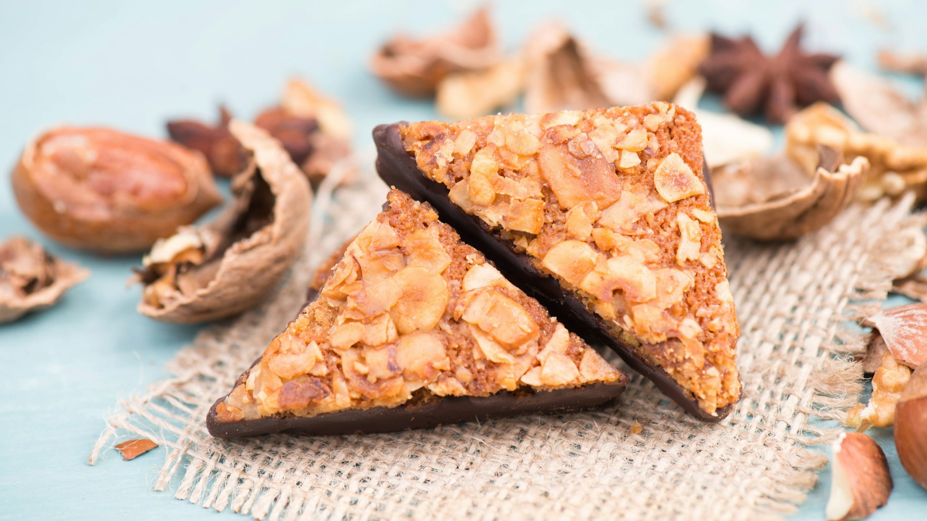 Unsere leckeren und einfachen Nussecken nach einem Rezept von Oma sind viel einfacher als die Nussecken, die die Stars in „Das große Promibacken“ zaubern müssen.