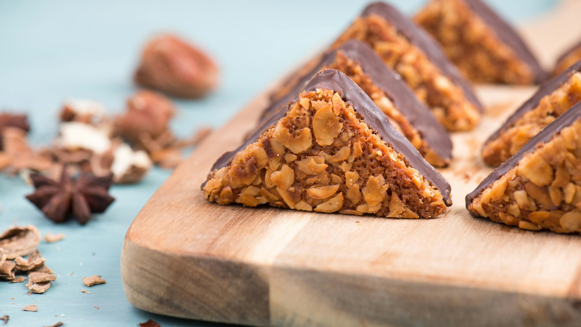 Sie haben nach „Das große Promibacken“ Lust auf Nussecken? Dann sollten Sie unbedingt unser leckeres Rezept aus Omas Backbuch ausprobieren.