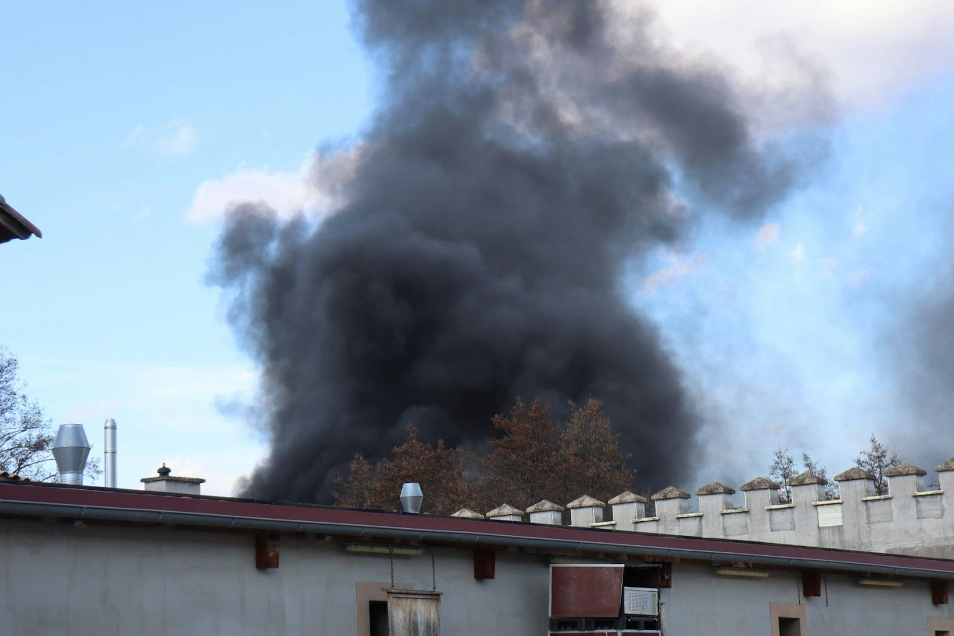 Eine Rauchwolke steigt auf nach einem Zusammenstoß zwischen einem Tanklaster und einer Straßenbahn.