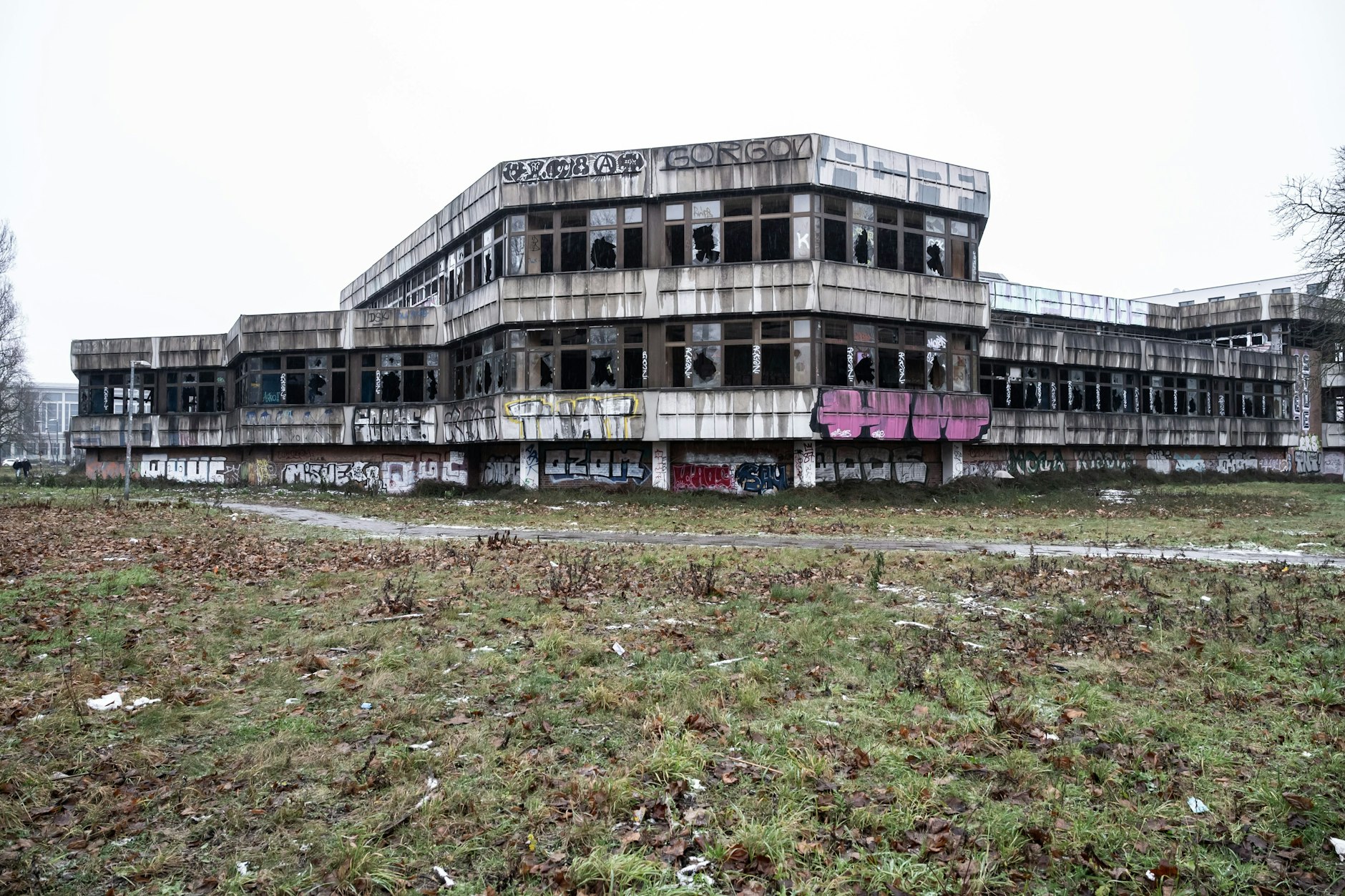 Seit 30 Jahren stehen das Sporthotel und Kongresszentrum am Sportforum Hohenschönhausen leer.
