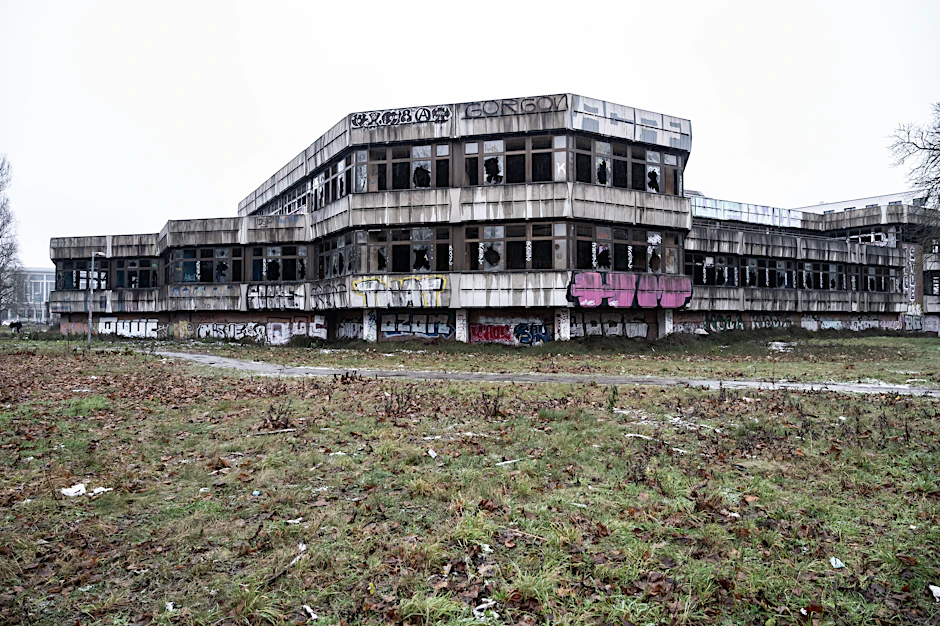 Seit 30 Jahren stehen das Sporthotel und Kongresszentrum am Sportforum Hohenschönhausen leer.